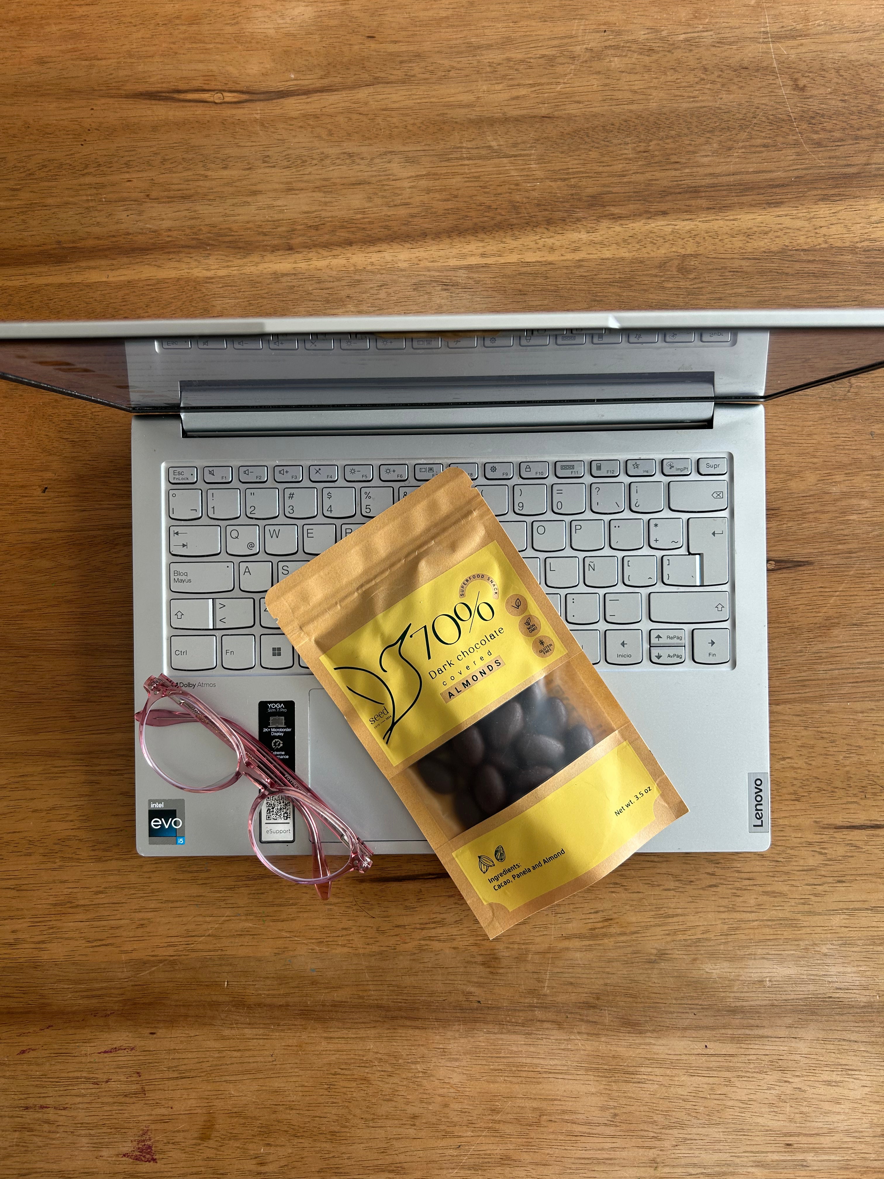 70% CHOCOLATE OSCURO CON ALMENDRAS (3.5oz)